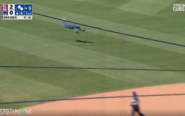 アイツ、どんな体してるんだよ！ ジャンピング“回転バックホーム”がヤバすぎる　守備の名手が見せた“超人技”にファン騒然「まさに忍者」「漫画でしか見ない」