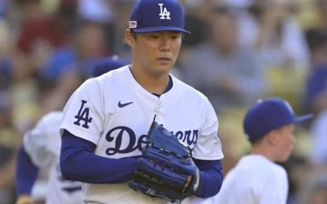 初回から出ていた“異変” 右上腕三頭筋の張りで緊急降板の山本由伸に米記者が懸念「球速は2キロも低下。非常に気になる」