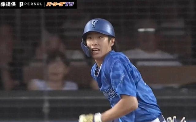 球場熱狂！気迫のヘッスラ→ガッツポーズのシーンが話題　DeNAルーキー度会隆輝がタイムリースリーベースで感情を爆発させた瞬間