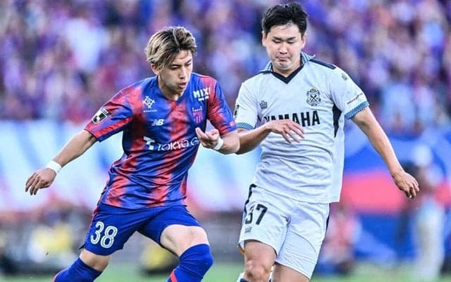 「絵面が強すぎるw」「どういう画やねん！w」ザコシショウや小梅太夫らがJ1公式戦に招待され、「審判が困ってない？」と驚きもたらす！「カオスすぎるw」と話題の瞬間