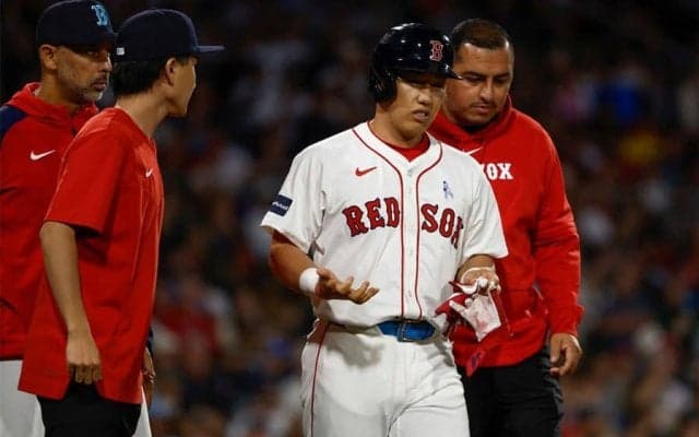 吉田正尚が死球で緊急交代　復帰して6日目…右手甲付近に153キロ直撃、塁上で気にする仕草