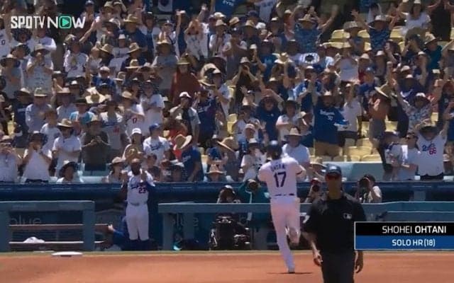 父だらけの観客が総立ち！大谷翔平、父の日記念に特大2発の“親孝行弾”日曜午後の本拠地が幸せに包まれた瞬間