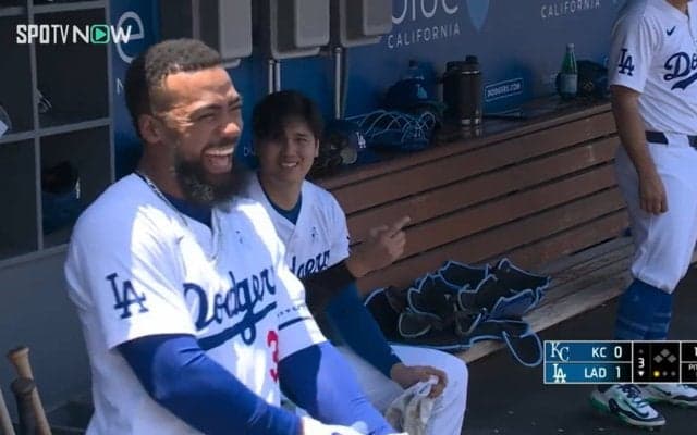 こうやって打ったんだよ♪大谷翔平、“確信歩き”の一発直後に見せた親友と笑顔のトークがまぶしすぎる