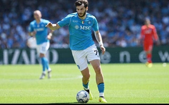 代理人や父親の移籍発言に反発！　ナポリ「クワラツヘリアはメルカートに出ていない」