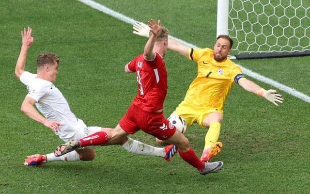 「難しい試合だった」予選でも対戦したデンマークとドロー、スロベニアを支えたGKオブラクは「ただの試合」とチームメイトを鼓舞