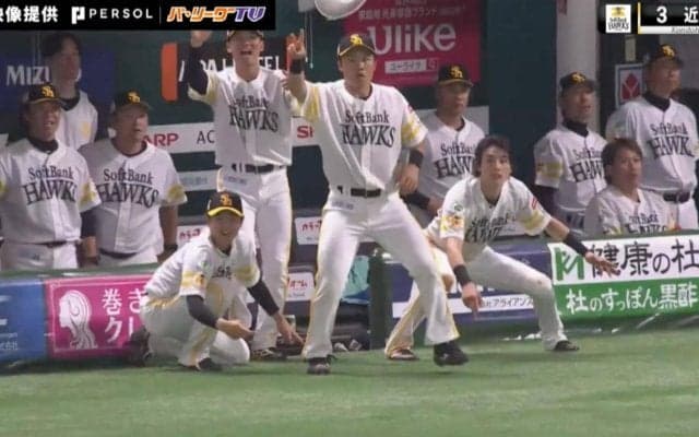 えっ？戦隊ヒーロー！？ソフトバンク打線が5安打で一挙4得点→ベンチの仲間たちが披露した“歓喜のポーズ”が話題「後ろで爆発起こりそうw」「戦隊モノで言うと海野はレッド」