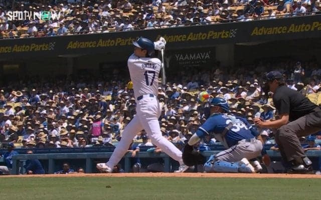 全然打球が落ちてこない！大谷翔平、完璧に捉えた18号“流し打ち”の概念を破壊する異次元の放物線に中継カメラまで困惑