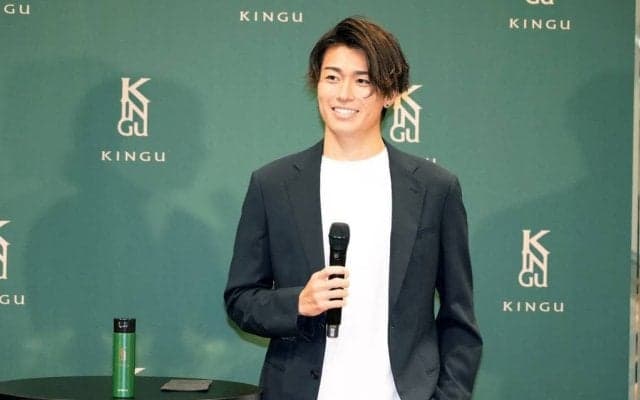 「ヤバい、かっこよすぎる」持っている唯一のピアスをスクープ接近写　シュートの天才、中村敬斗が語った誕生日、ピンクＴと伊東純也に｢勝てない｣遊び