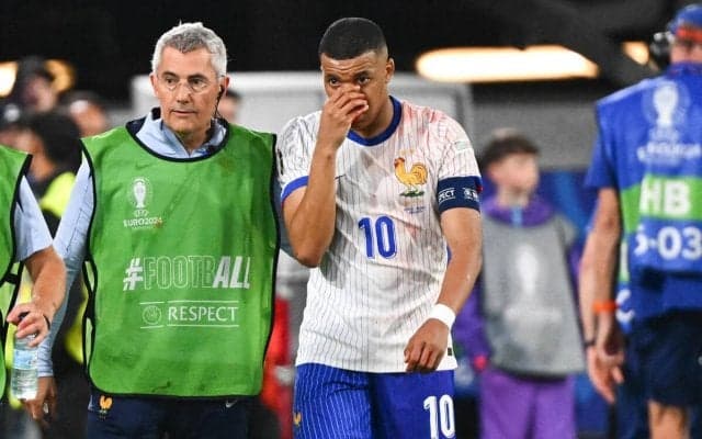 流血で鼻骨骨折も疑われたムバッペは大事に至らず…フランスサッカー連盟会長「大丈夫。手術は必要ない」