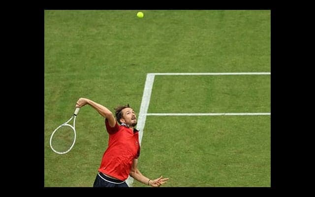 メド 序盤苦戦も芝初戦は白星