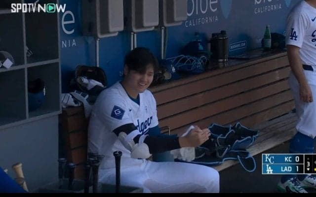 試合中とは思えない… 大谷翔平、ベンチで見せた動きにファン注目　ホームランの打ち方をチームメイトに解説？「大谷さんって楽しそうw」「いつも笑ってるな」