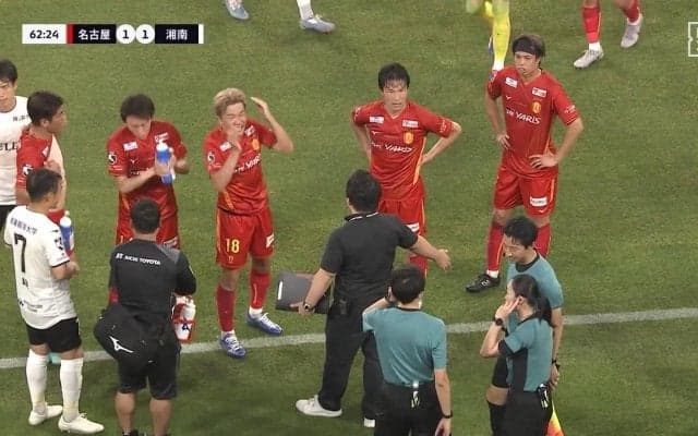 「当たってなかったら対応できるから！」名古屋・永井謙佑らが“ボールとの接触”で審判に猛抗議→VARも判定は覆らず　ファンは「試合を止めるべき」「競技規則上しかたないのでは」と賛否両論