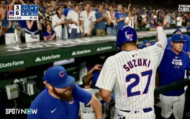 「ヒーローになったやん」鈴木誠也の爆速タイムリーに同僚“大激賞リアクション”　ベンチも観客も…熱狂ぶりが“神ってる”歓喜の瞬間