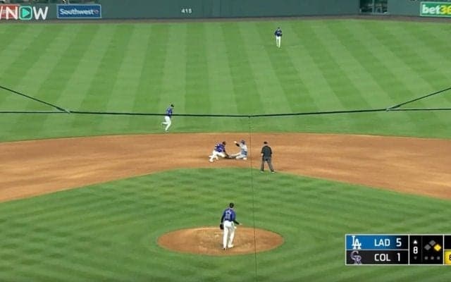 球場騒然！一体、何が起きた…？ 大谷翔平のプレーが物議を醸す “ギリギリ盗塁”にチャレンジ要求→“神スライディング”の瞬間「触ってない」「足の間だ」