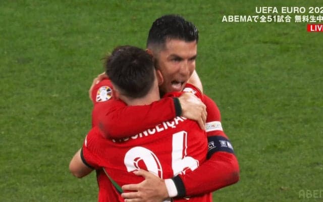 「神降臨だ！」C・ロナウドと胸熱ハグ！ レジェンドの息子が“途中出場から111秒”で殊勲の決勝ゴール「これは優勝あるぞ！」「良いシーンや」