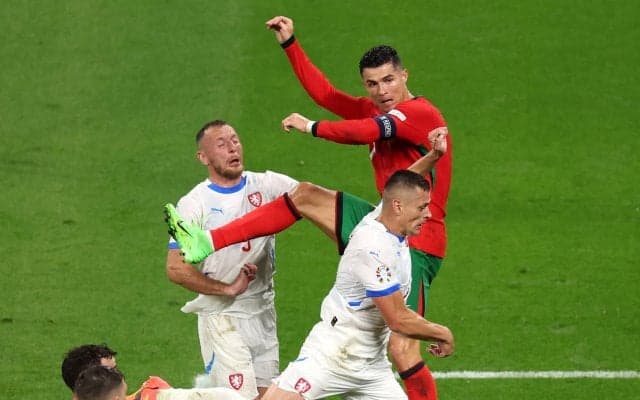 「めっちゃ飛んだ！」C・ロナウドの“怪物ヘディング”が起点で勝ち越しゴール！ しかし…VARチェックでポルトガル代表にまさかの判定が下った瞬間「辛すぎるって」