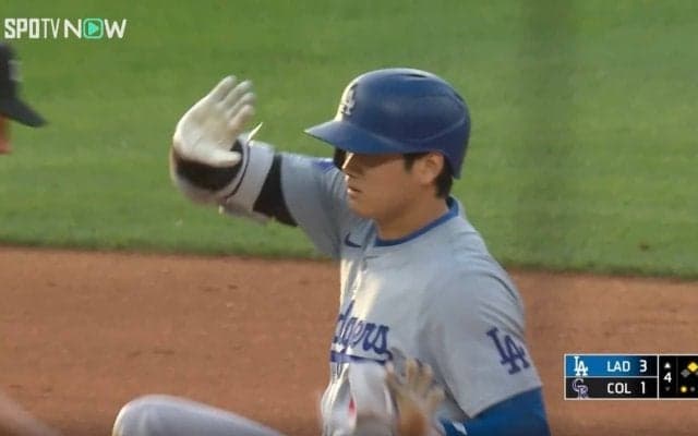 ファン爆笑！ 大谷翔平、“緊急”DBZポーズ　激走スライディング後に見せたほっこりシーン「走りすぎて疲れてるw」「可愛すぎるだろ」