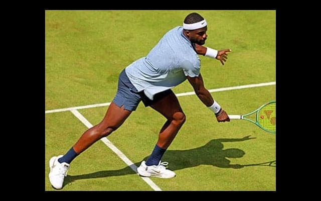 芝で転倒し叫び声、靭帯捻挫