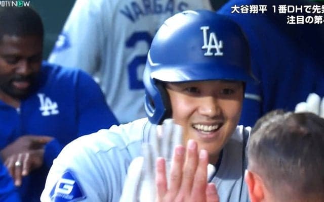 大谷翔平、衝撃弾の直後にT・ヘルナンデスと…ベンチ内で並ぶ2人の“後ろ姿”にほっこり