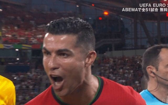 「バモー！」C・ロナウドの“国歌熱唱→闘魂注入”が胸熱すぎる！「かっこよすぎる」「気合い入るな！」スーパースターが笑顔になった瞬間にファン感動