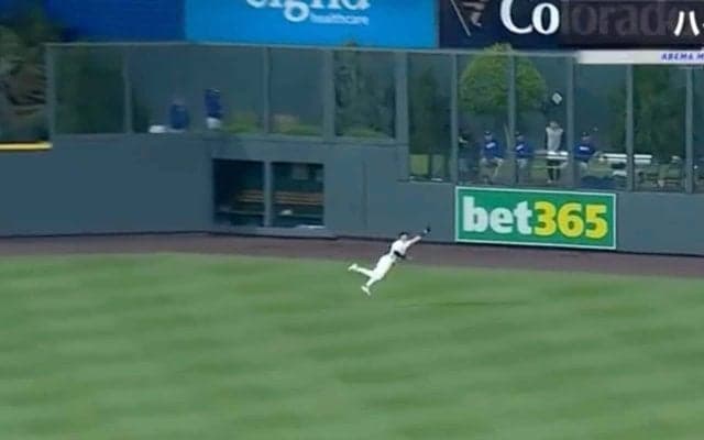 ベストプレー級！大谷翔平の強烈ライナーを“強奪” 全速力ダッシュ→空中ジャンピングキャッチが世界中で話題に「これは神美技」「新庄監督の現役時代みたい」