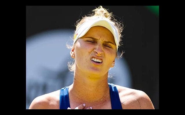 ウィンブルドン女王が芝で転倒し棄権