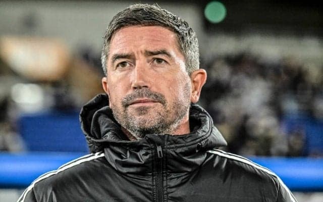 「会場がドッと沸いた」「ザワついてて面白かった」横浜FM監督の公式戦でのまさかの「スローイン未遂事件」が話題に！ 元リバプール名選手の現役時を彷彿とさせる“衝撃プレー”