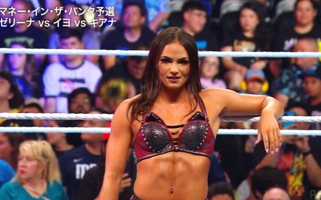 「OLスタイル」異色の女子レスラー、ハンドバッグ姿でリングに入場！ クセつよな光景にファン騒然