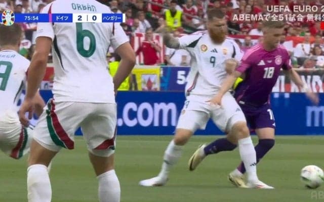 「反則だろ」規格外の“超大型FW”登場にSNSでも話題沸騰！途中出場直後にド迫力プレスでドイツ代表をあっさり吹っ飛ばした瞬間「ガタイ良すぎ」「強すぎて草」