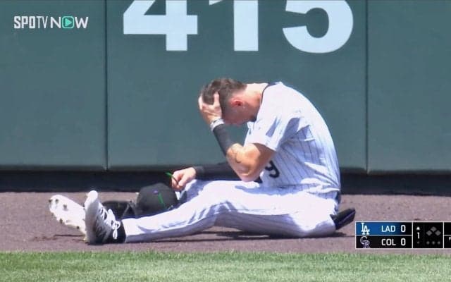 あと少しで捕れたのに！大谷翔平の特大21号弾に外野手、座り込み“落胆”　グラブをかすめたボール…“フェンス際の目撃者”立ち上がれず呆然