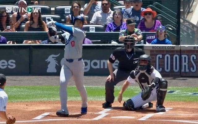 OMG…飛びすぎだって！ 大谷翔平の130m先制弾にネット裏観客“愕然”　敵地ファンも“口あんぐり”驚きの圧巻光景