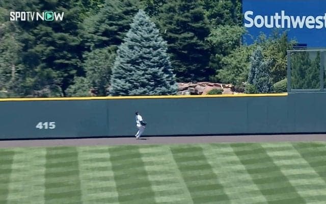 もう勘弁してくれよ！大谷翔平の次はフリーマン…　“二度も”特大弾見送ったセンターが失意の“絶望ランニング”