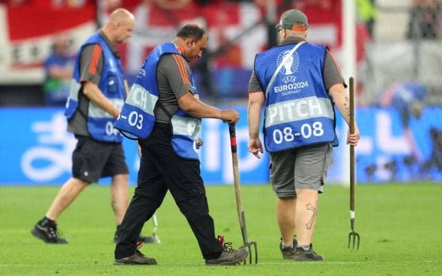 至る所がえぐれる…デンマークvsイングランドの会場の芝が問題に…UEFAも改善に動く