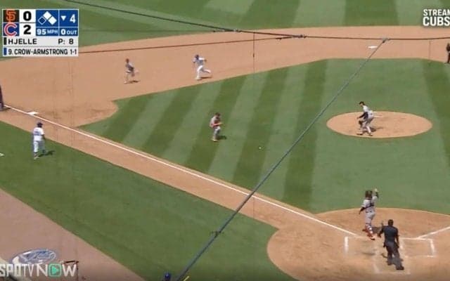 球場騒然！一体、何が起こった…！？ 身長211cm投手にバント→予想外の展開へ　痛恨ミス、激突、走者吹っ飛ぶ… 相次ぐハプニング発生で大混乱