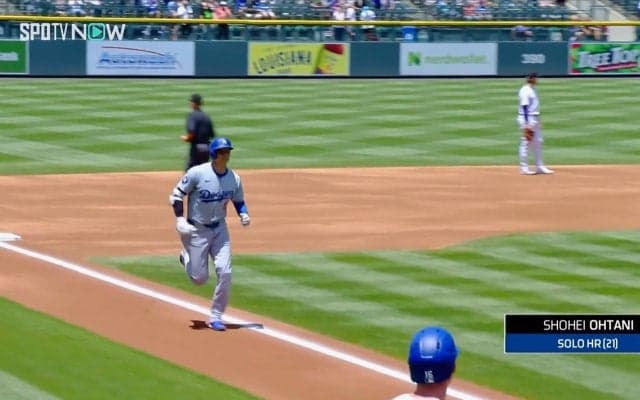 開いた口が塞がらない！？大谷翔平の衝撃21号弾に三塁手“瞬間フリーズ”　視線を着弾点へ向け硬直…立ち尽くす20秒間の“異例光景”