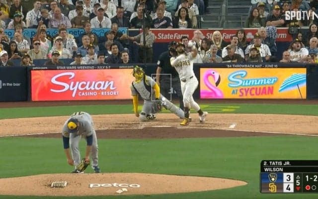 バット投げ、飛ばしすぎだろ！ 史上最高レベルにカッコいい“確信歩き”　打った瞬間に二階席に着弾… 天才タティスJrの“高速特大ホームラン”がヤバすぎる