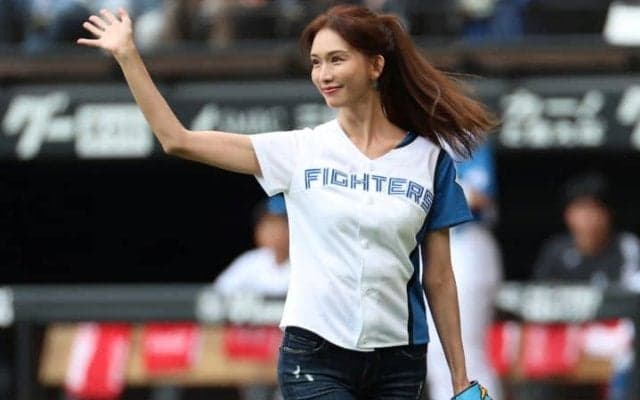 エスコンフィールドに降臨した＂奇跡の49歳＂に話題沸騰！「才色兼備とはこのこと」「時が止まった」