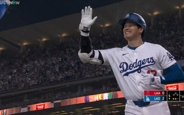 「いー」からの「にこっ」大谷翔、特大アーチでご機嫌MAX変顔 笑顔の連発にファンも「にっこり大谷さん」