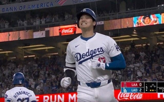 こんな大谷翔平は見たことない…！ 特大アーチ直後に同僚に見せた“謎の表情”がヤバすぎると話題に　ファン騒然「えっ？w」「さすがに反則でしょ」