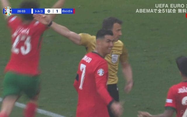 一体何があった？中継映像も捉えきれなかったまさかの瞬間…痛恨のミスが生み出したゴールに「えっ？」「これは今大会1のゴールだわ」