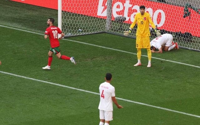 「予想外すぎる」「最悪のプレー」ユーロでとんでもないオウンゴールが誕生！ ファンも驚きを隠せず「初めて見たパターン」「ゲームでたまにある」