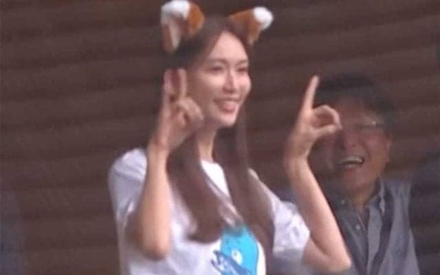 球場に舞い降りた「奇跡の49歳」　“きつね”に変身した女優…美貌に騒然「異次元すぎ」