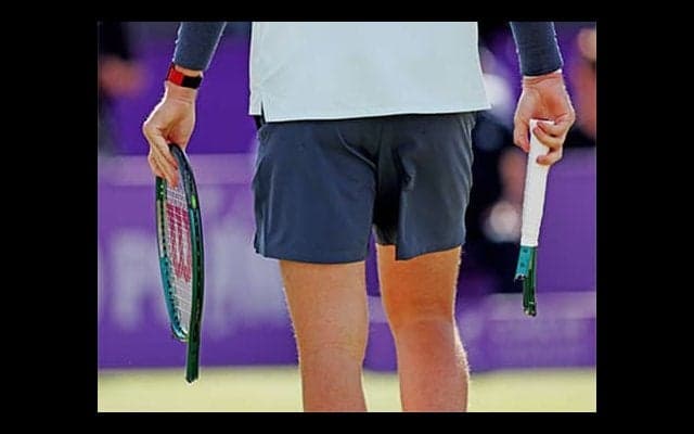 ミスに怒り！ラケット真っ二つに破壊