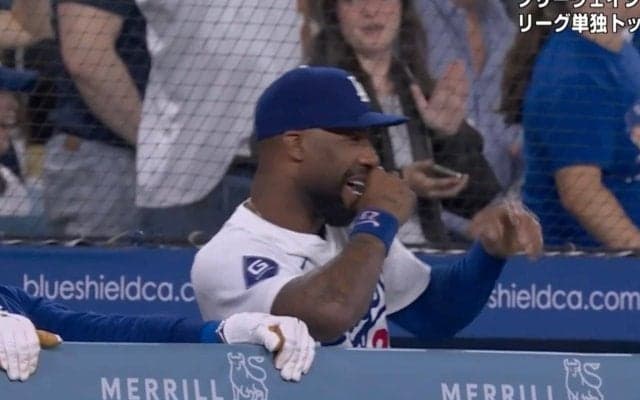 一体、何が起きた！？ 大谷翔平、特大アーチ後にハプニング発生… 喜びすぎた同僚の様子がおかしくなる「笑いすぎだろ」「こいつマジでヤバいwみたいな」