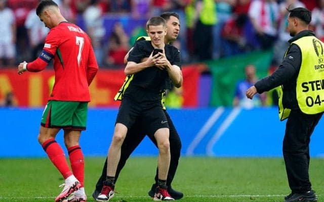 「刑事告訴の対象にも…」ユーロの1試合で5人がピッチ乱入…C・ロナウド目当ての愚行にUEFAも声明「追加の安全対策を」