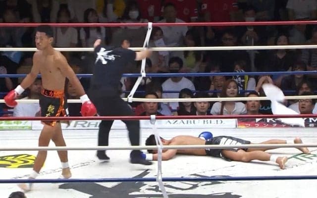 反撃の最中、燃え尽きるように失神 ボクシング元日本王者が驚愕した“タオル投入”の衝撃KO 「何かが効いたというよりは」要因も指摘