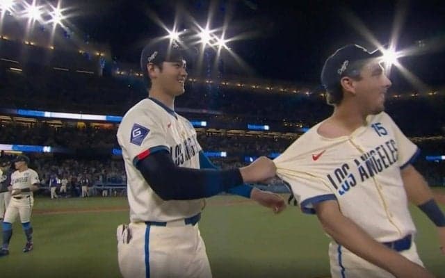 めちゃくちゃ楽しそう… 大谷翔平、試合終了後のチームメイトとのやりとりが話題に　中継カメラがとらえた仲良しシーン「大谷さんが珍しくツッコミ役」「中高生男子ノリｗ」