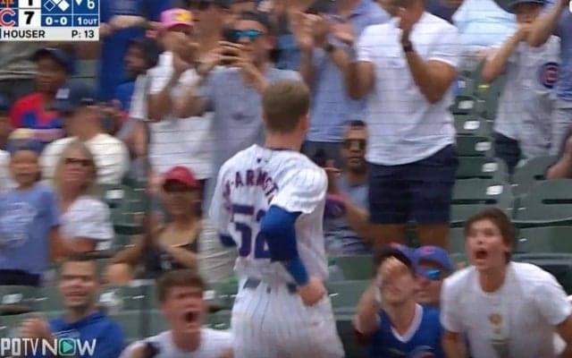 おい！お前ら見てんのかよ！ 一塁から“驚速ホームイン”→観客席にそのまま突撃　“カブスの爆速男”が話題に「興奮しすぎw」「何するのかと」