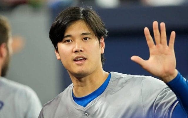 普段の様子とは思えぬ…大谷翔平が「モデルですか？」　敵地入りで放つ“異次元オーラ”