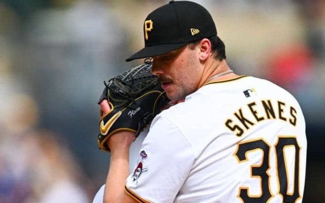 怪物剛腕の“休日”は美女とイチャイチャ　スタイル抜群の美貌が「最高にキュート」